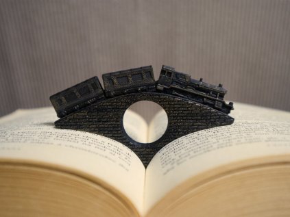 vlak na moste zlatý