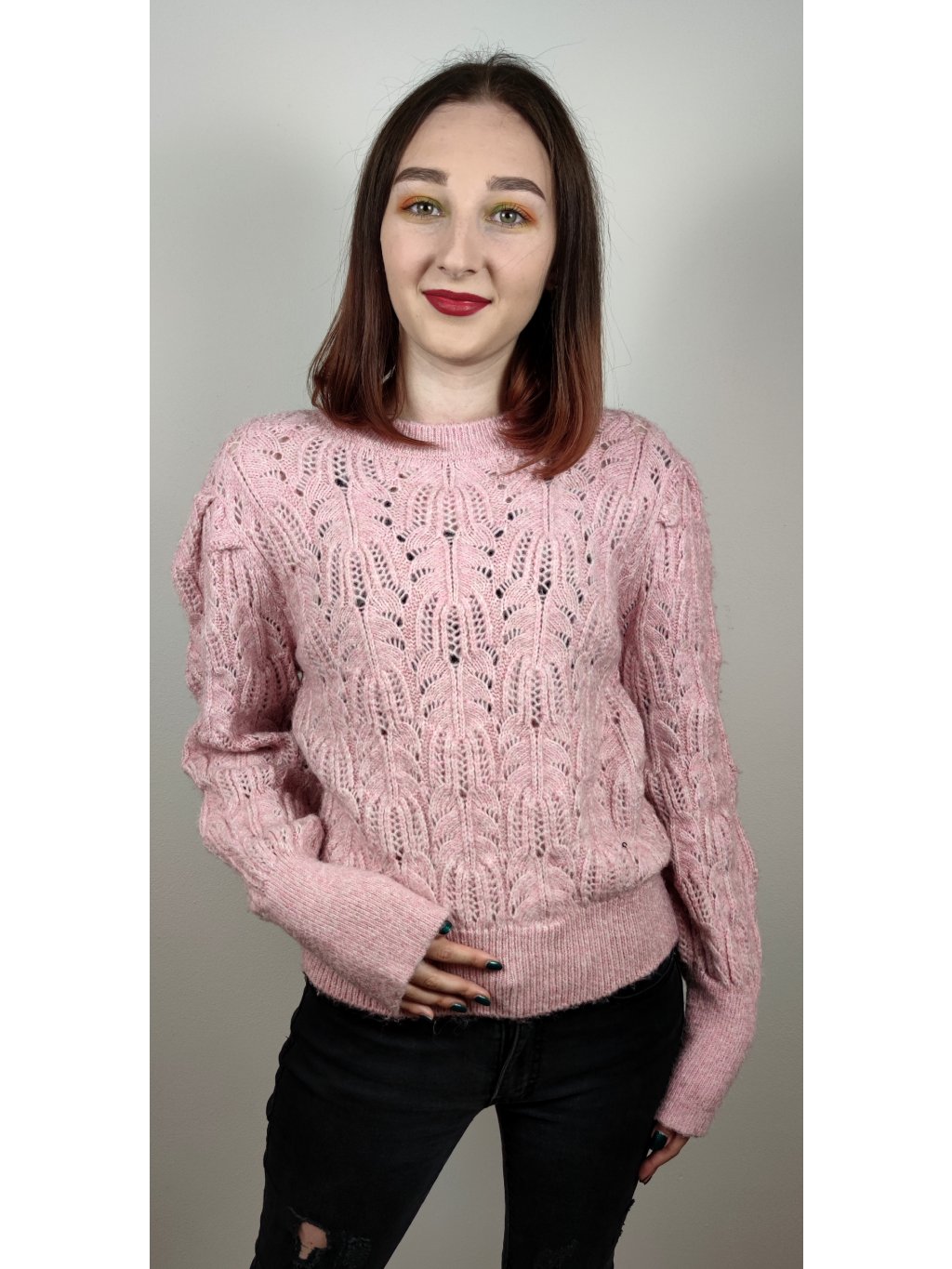 růžový svetr s průstřihy a vzory