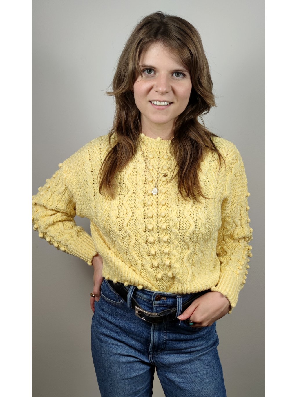 žlutý svetr s pletením