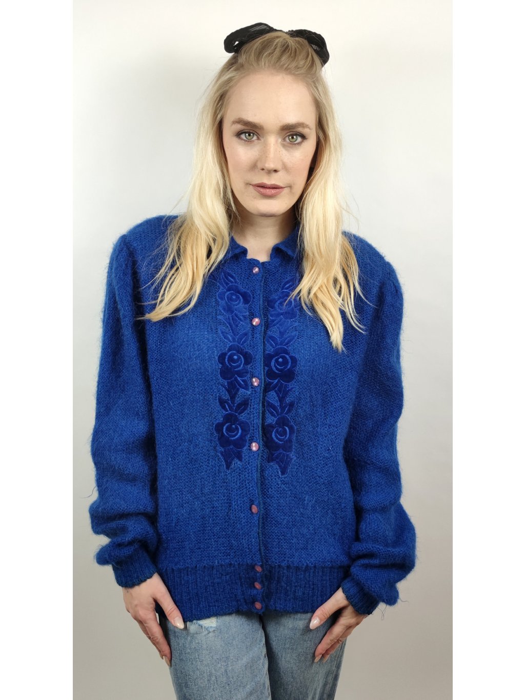 vintage modrý svetr s růžičkama