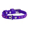 Plochý kožený obojok fialovej farby s kryštálmi