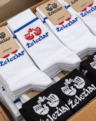 Dve farby, jedna identita. Pre FS Železiar sme vytvorili biele verziu ponožiek a čierno–biele potítka, aby si každý našiel...