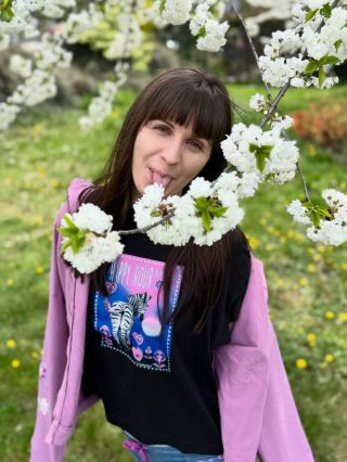 Dubnové dny na vlně zábavy, 🌸 kytek a Crazy? Není problém. Takhle nějak si tu kombinaci představujeme my – spolu s...