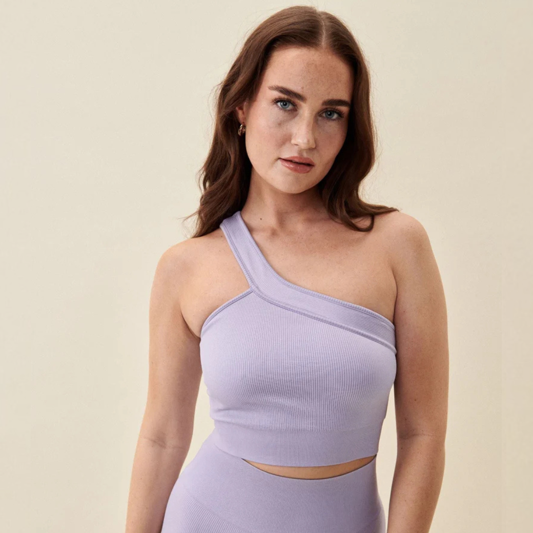 SISTERLY TRIBE Žebrovaná podprsenka One Shoulder - Lavender Velikost: M