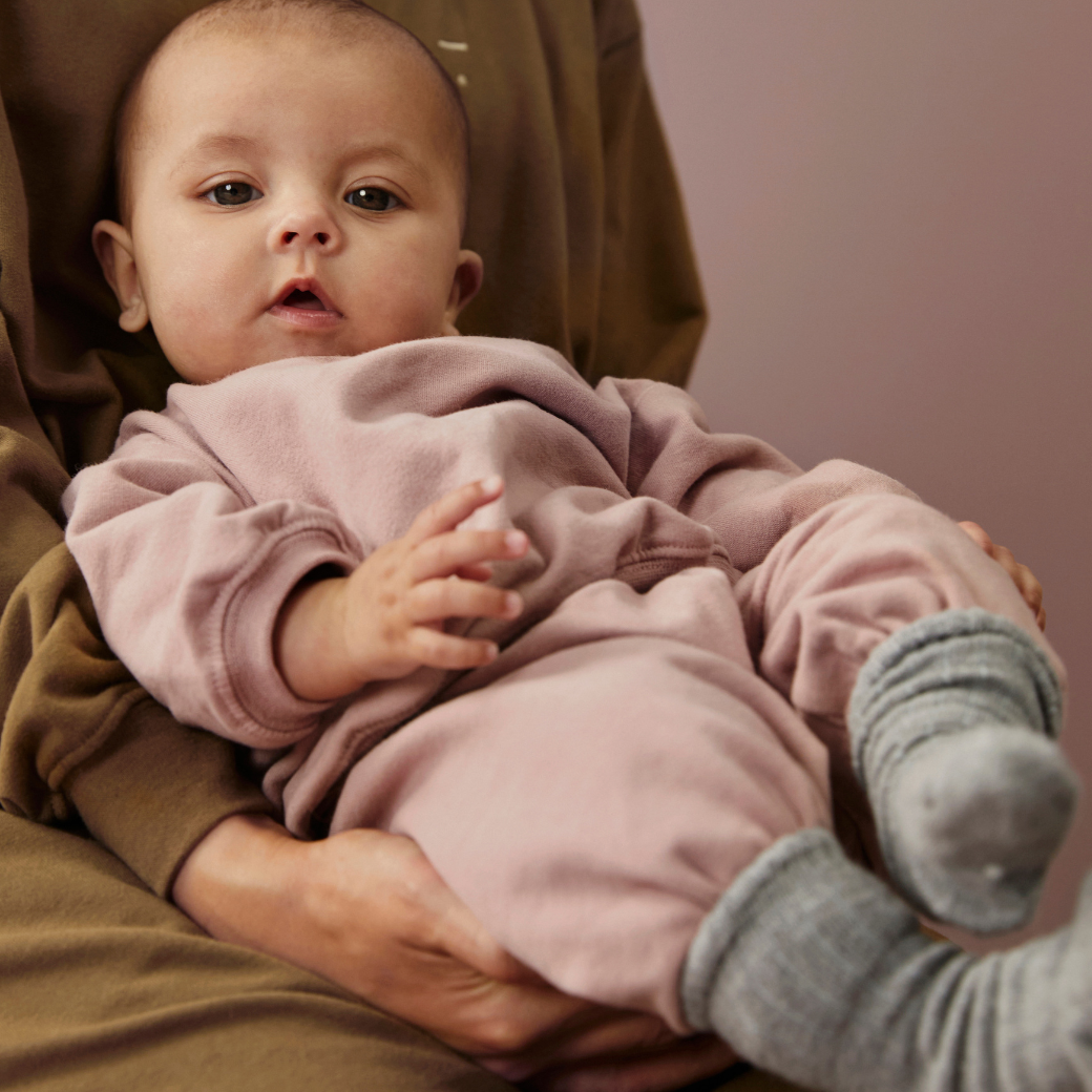 GRAY LABEL Tepláčky pro miminko GOTS - New Fit - Berry Velikost: 9-12m