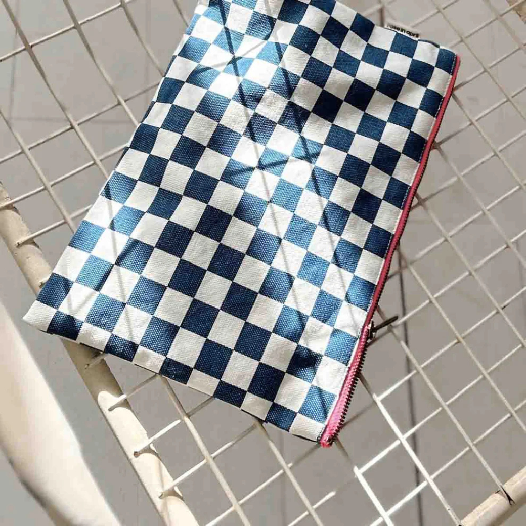 ROSE IN APRIL Pouzdro LILI - Ecru / Navy blue Checkerboard