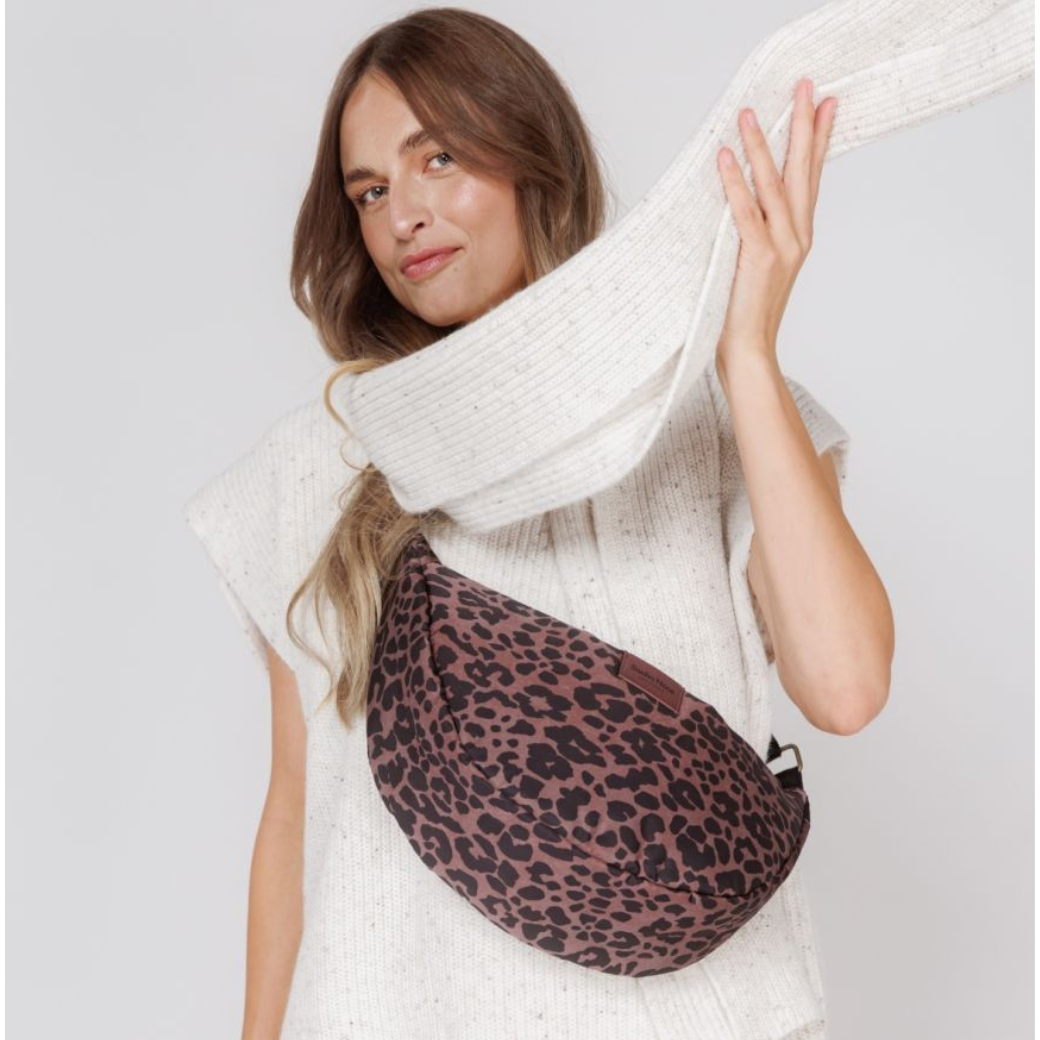 Levně STUDIO NOOS Ledvinka Puffy - Red Leopard