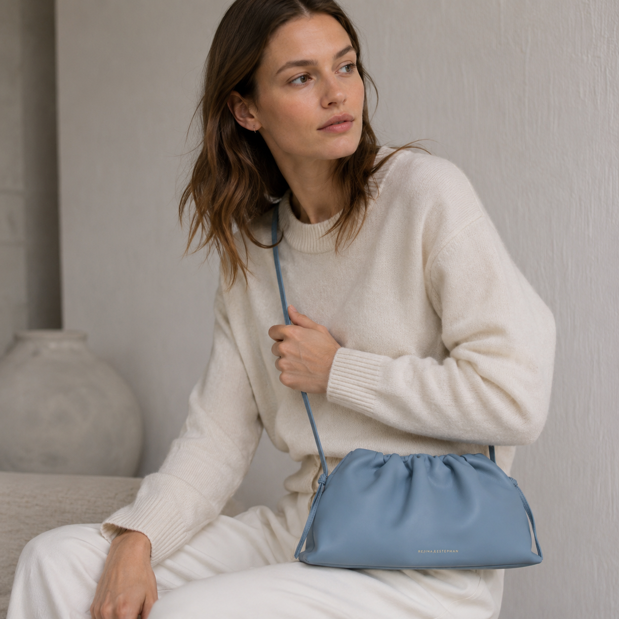 FREYA ESTEPHAN Kožená kabelka medium - Eisblue