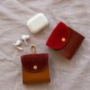 THE STICKY SIS CLUB Pouzdro na Airpods - Brick red + biscotti beige + poppy red