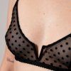 UNDERSTATEMENT Podprsenka Mesh V-Balconette  Black Dots