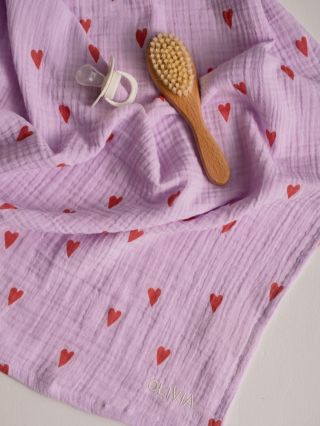 Wrapped in hearts ❤️ Měkoučké mušelínové plenky pro miminka od @studionoos super soft, cute & comfy.