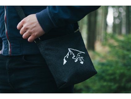 3361 unisex kapsa cez rameno z ciernej alebo tmavomodrej rifloviny s vysivkou krivan