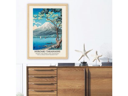 Obraz v rámu obraz v paspartě, světlý rám, hiroaki takahasi hora Fuji, popis díla, modré moře a modré nebe, loďky a vzdálené město, strom