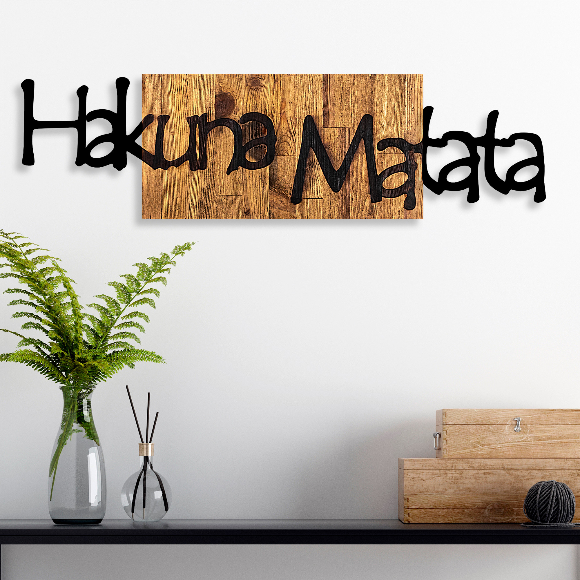 Levně Kovová nástěnná dekorace HAKUNA MATATA 108 cm dřevo