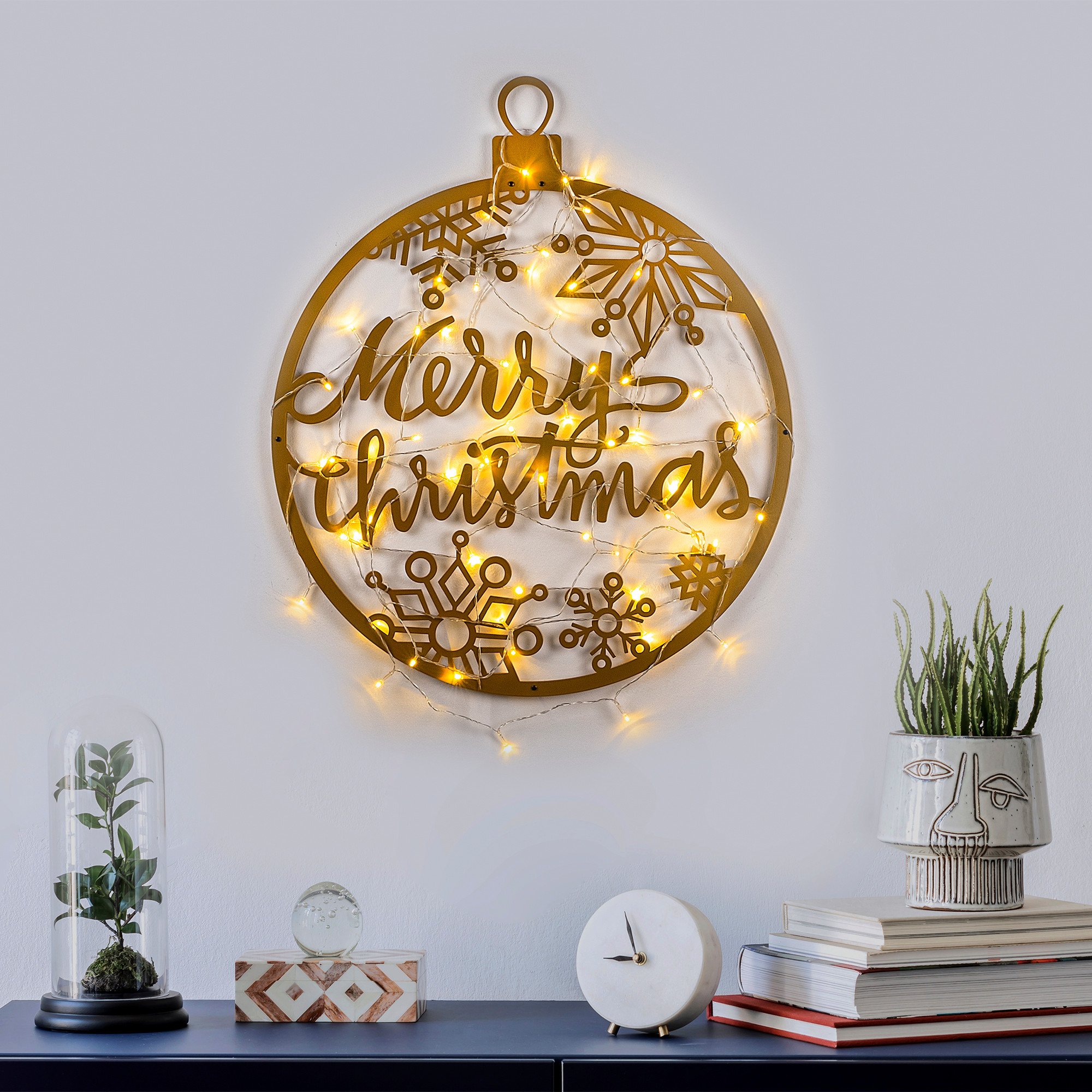 Levně Kovová nástěnná dekorace MERRY CHRISTMAS s led osvětlením 66 cm