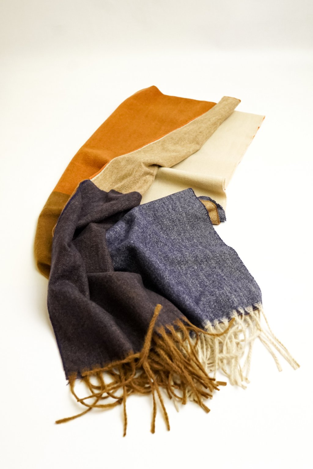 Šál z príjemného materiálu v zemitých farbách