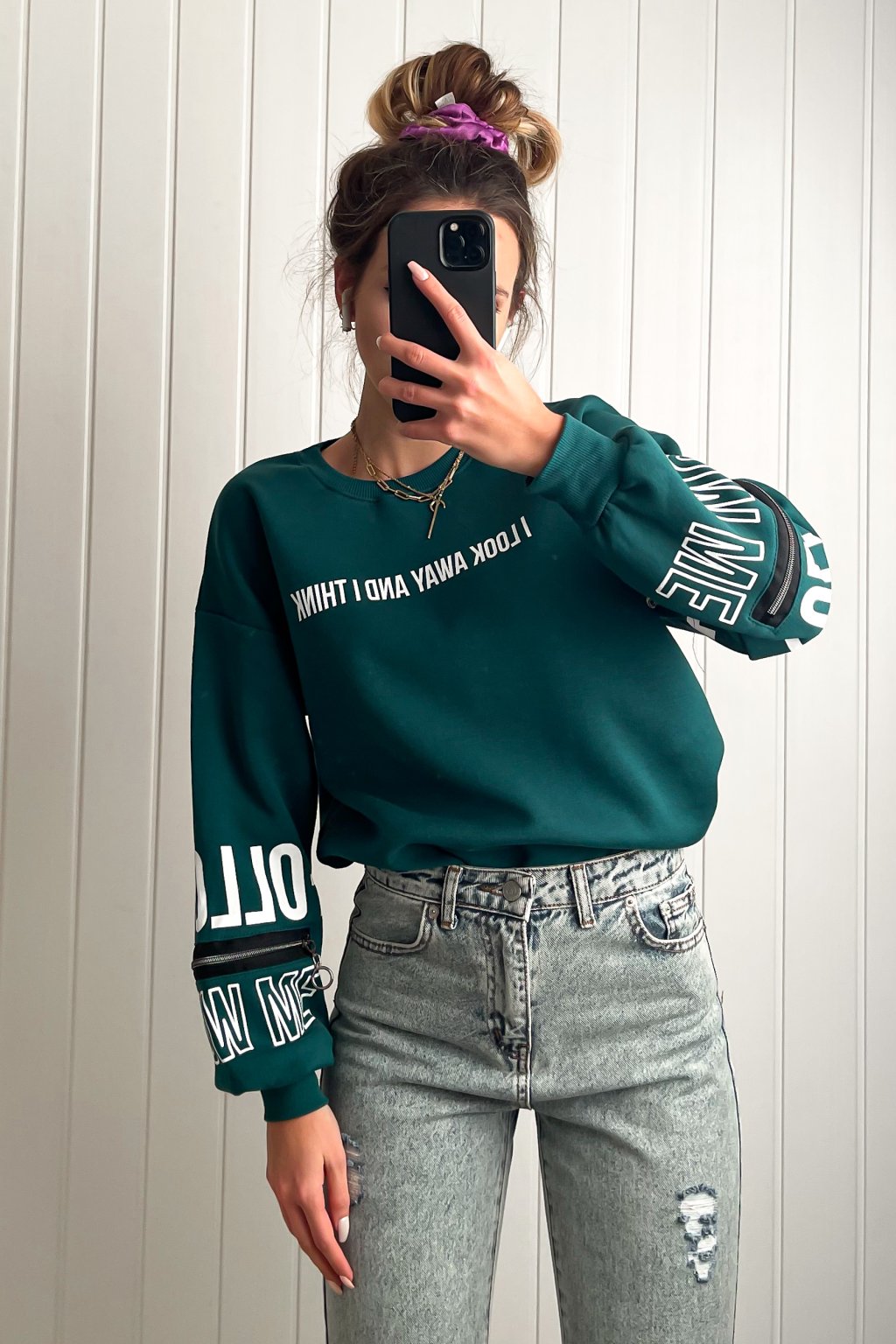 Zateplená mikina s nápisom a zipsom zelená