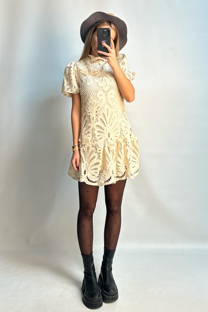 Šaty z krajky v rovnom strihu ukončené fodričkou