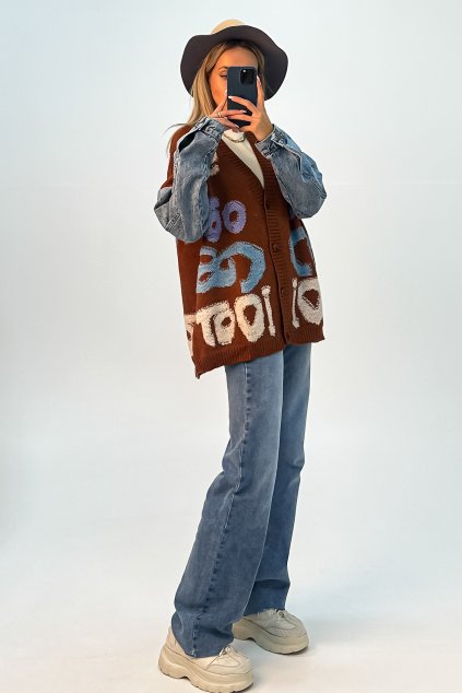 Oversize sveter s džínsovými rukávmi hnedý