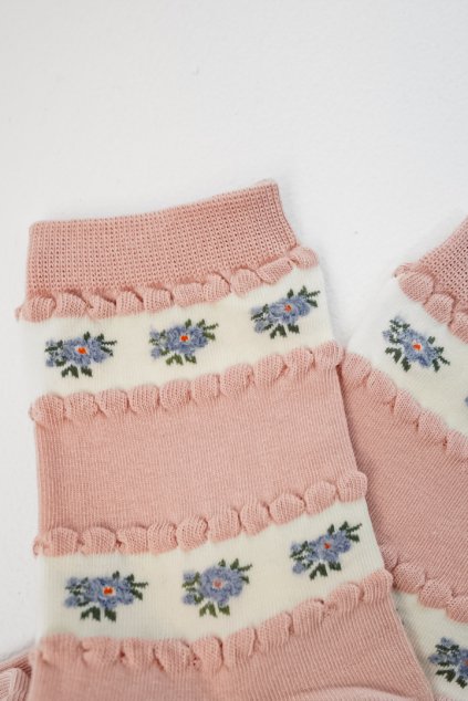 Kvetinové ponožky s 3D motívom