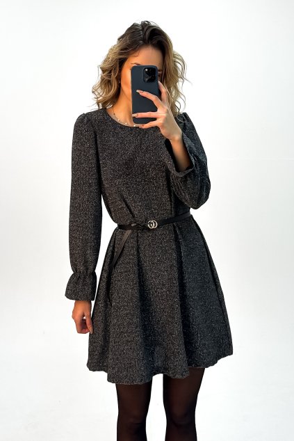 Trblietavé šaty v rovnom strihu s opaskom strieborne