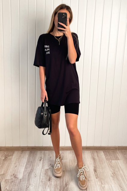 Predlžené tričko s nápisom čierne