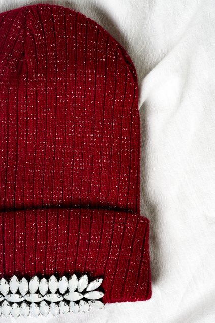 Trblietavá čiapka s aplikáciou bordo