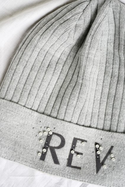 Čiapka s nápisom a perličkami