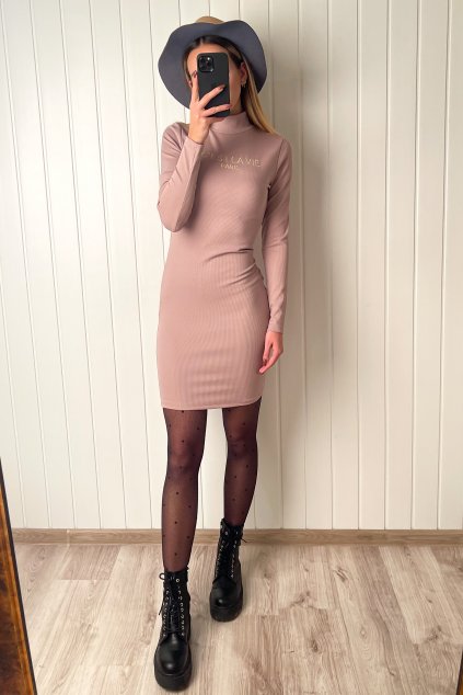 Rolákové šaty s nápisom fialkové