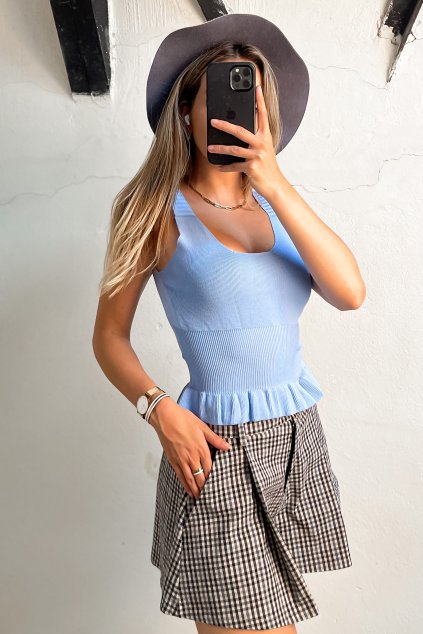 Tvarovaný crop-top z úpletu modrý