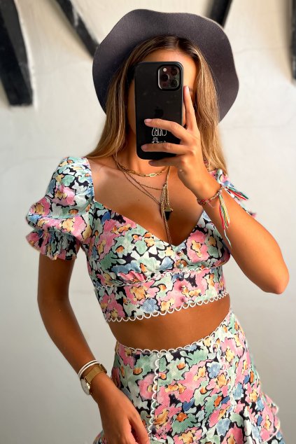 Crop-top s viazaním a puff rukávmi tmavý