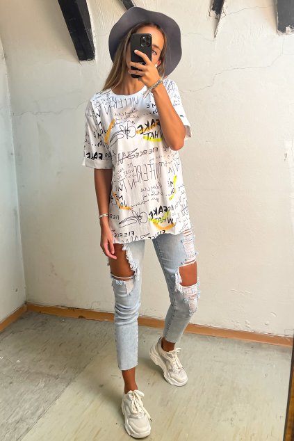 Predĺžené biele tričko s potlačou a rozparkami