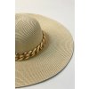 Slamený klobúk s retiazkou