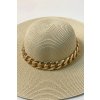 Slamený klobúk s retiazkou