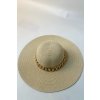 Slamený klobúk s retiazkou