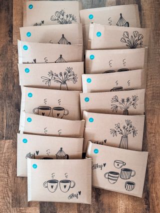 Děkuju za každou obálku a balíček, který pro vás můžu připravit a pokreslit 🤌🥹🫶🏻 Snad vám i tyhle detaily zlepšují den...