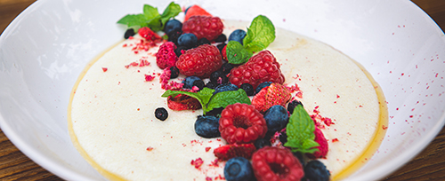 Snídaňová krupicová kaše s ovocem