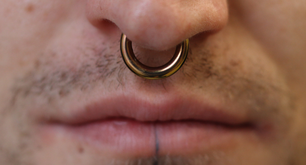 Anodizace titanu: Jak vznikají barevné piercingy a jak funguje celý proces