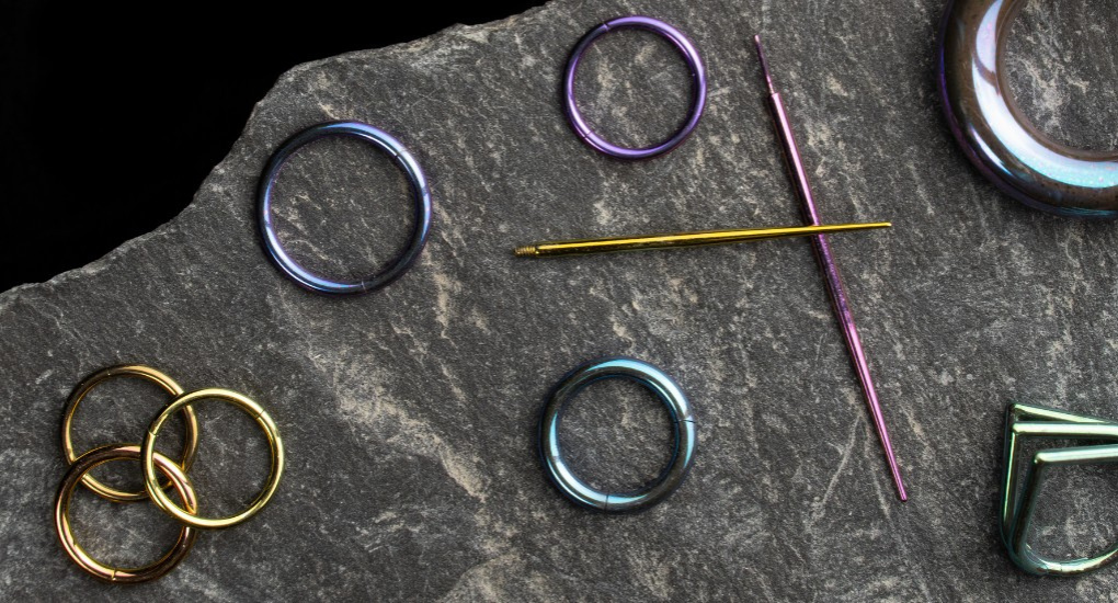 Titanové náušnice vhodné pro alergiky: Nejlepší volba pro citlivou pokožku