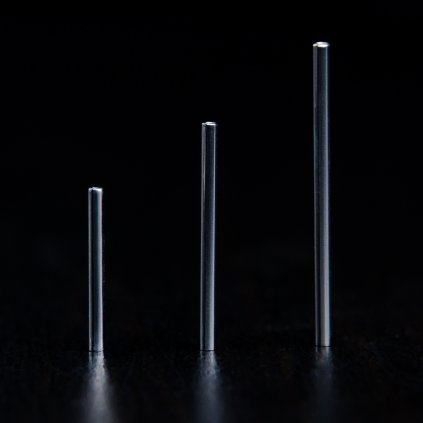 Titanová tyčinka s vnitřím závitem