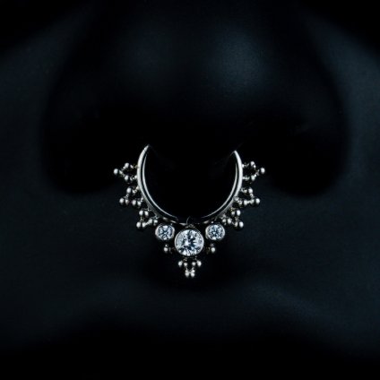 Zdobený titanový piercing Aero zdobený do špičky se třemi čirými zirkonem