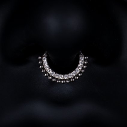 Zdobený titanový piercing Falcon s minimalistickým zdobením a řadou čirých zirkonů