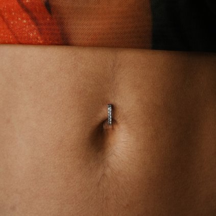 Titanový piercing do pupíku Nira – zacvakávací se zirkony