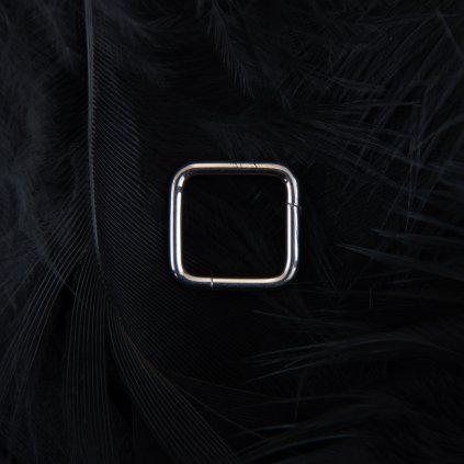 Titanový segment s otevíráním ve tvaru čtverce