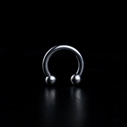 Titanová podkova s vnitřním závitem – základní model