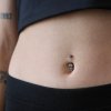 Elegantní titanový piercing do pupíku Trinity Glow s centrálním čirým zirkoenm a třemi menšími zirkony