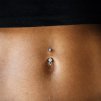 Zdobený titanový piercing do pupíku Trinity Glow se třemi menšími zirkony
