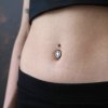 Extravagantní titanový piercing do pupíku Onys s velkým zirkonem ve tvaru srdce