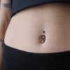 Elegantní visací titanový piercing do pupíku Solana
