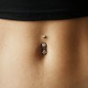 Zdobený visací titanový piercing do pupíku Solana se čtyřmi čirými zirkony